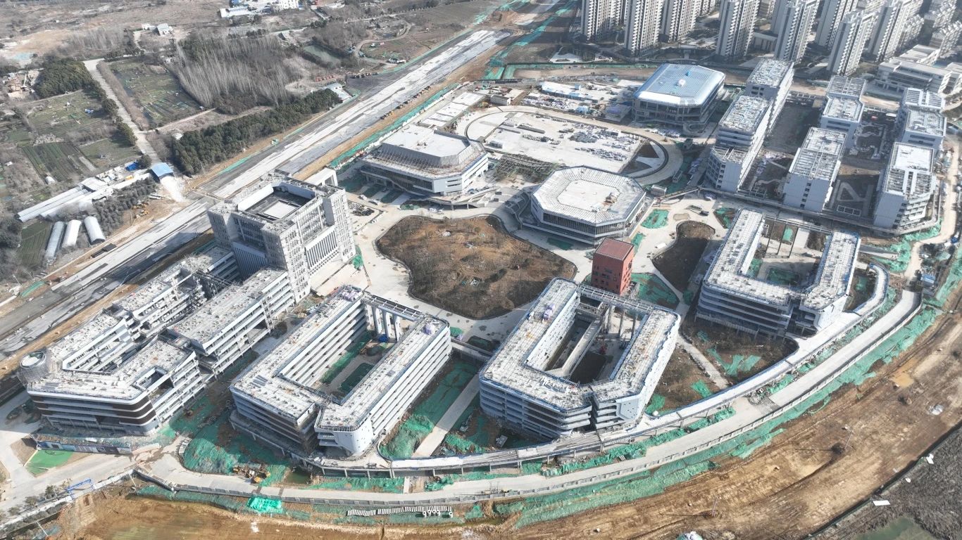 為確保合肥一中淝河校區(qū)項(xiàng)目2024年竣工交付節(jié)點(diǎn)如期完成，迅速掀起春節(jié)后復(fù)工即大干勞動熱潮，形成一股緊張快干、提速爭先的濃厚氛圍，2月16日，合肥一中淝河校區(qū)項(xiàng)目召開節(jié)后復(fù)工動員大會。會上，各部門負(fù)責(zé)人報(bào)告了2023年度收尾工作情況及今年的工作任務(wù)，以月、周為時(shí)間軸線，明確各目標(biāo)節(jié)點(diǎn)，并以圖表的形式對各勞務(wù)班組負(fù)責(zé)人進(jìn)行全面交底，落實(shí)工作目標(biāo)責(zé)任制，做到責(zé)任到人，切實(shí)做到工作目標(biāo)化，目標(biāo)階段化，階段具體化，具體責(zé)任化。 (2)_副本.jpg